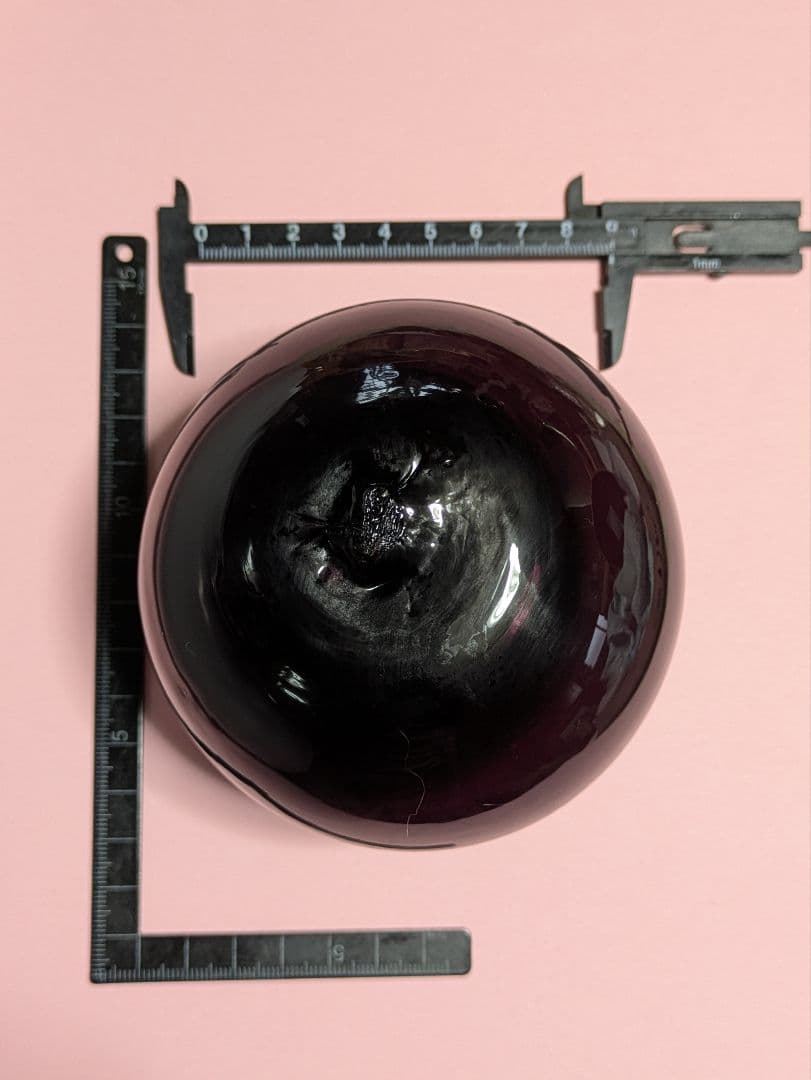 ガラスの浮き玉です。サイズは約90㍉×90㍉です。ワインレッドカラー新品未使用！