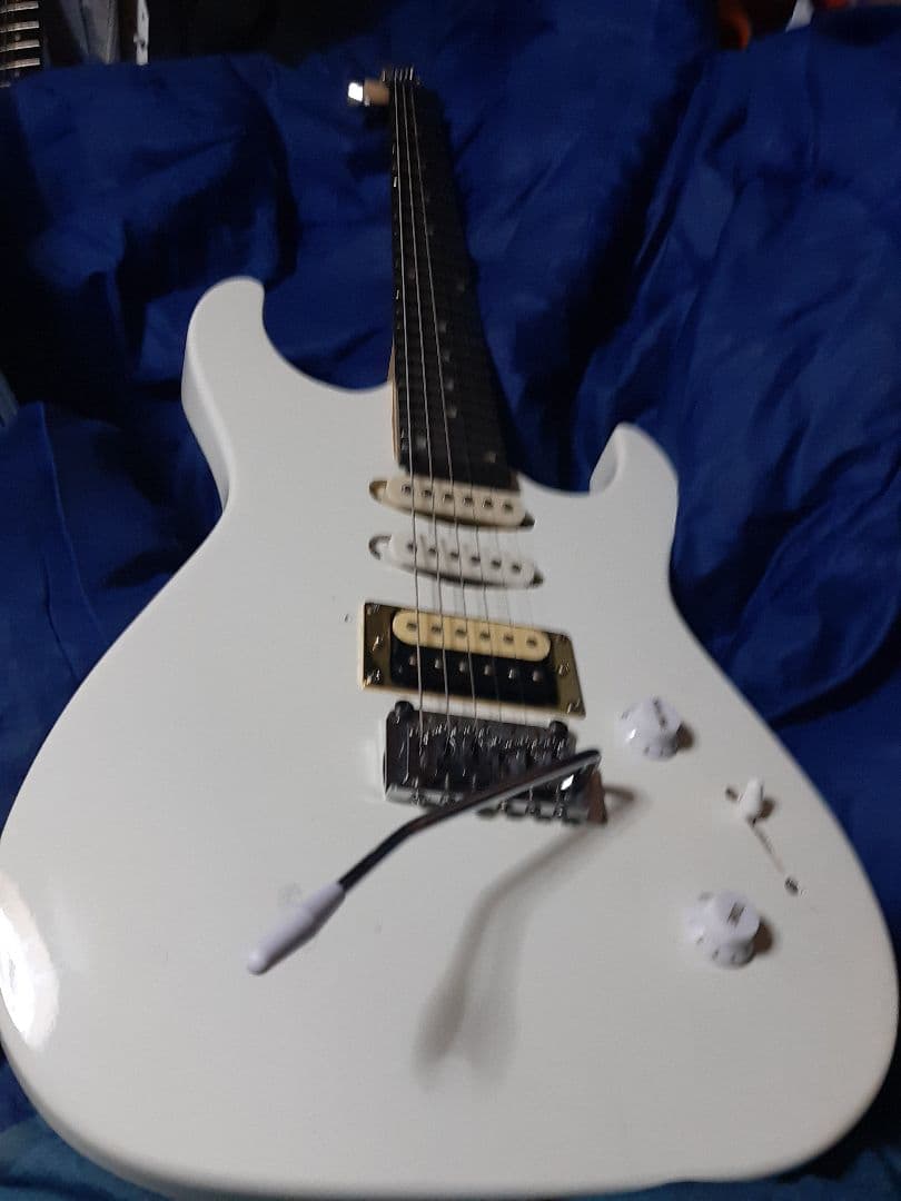 ジャンク世界に1本ＡＩＹストラトタイプギターSSH白24F調整済