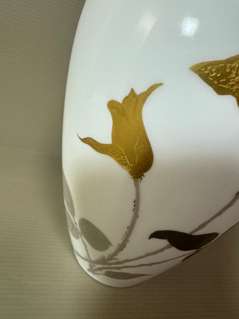 2758 大倉陶園　OKURA　金蝕薔薇文　花瓶