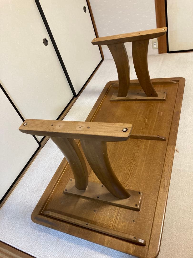 カリモク　一枚板の木製ダイニングテーブル