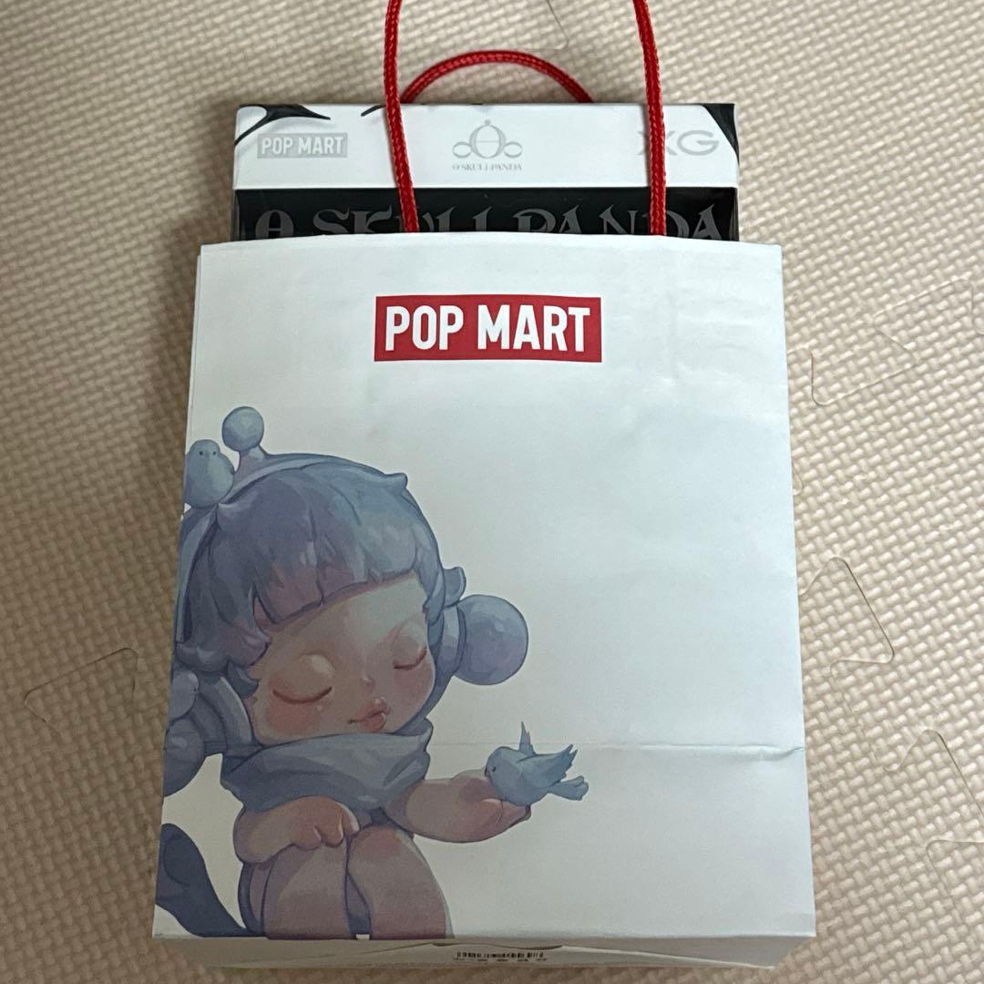 紙袋付き POP MART SKULLPANDA×XG ぬいぐるみペンダント