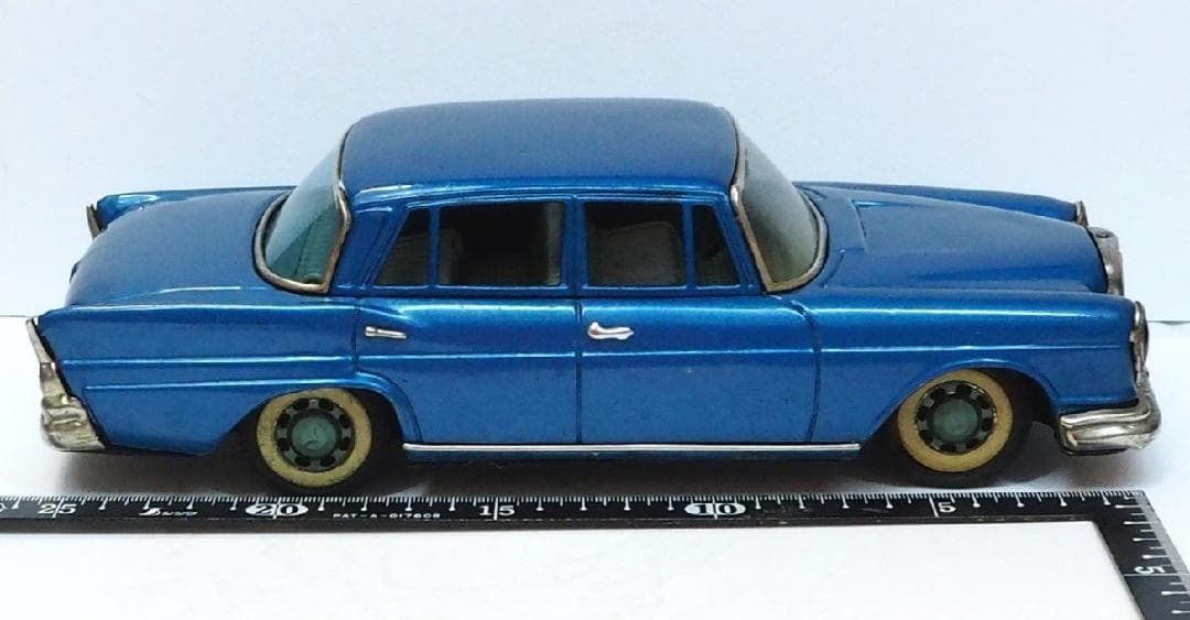 萬代屋【メルセデス ベンツ220大サイズ青エンブレム欠】ブリキtin car箱無