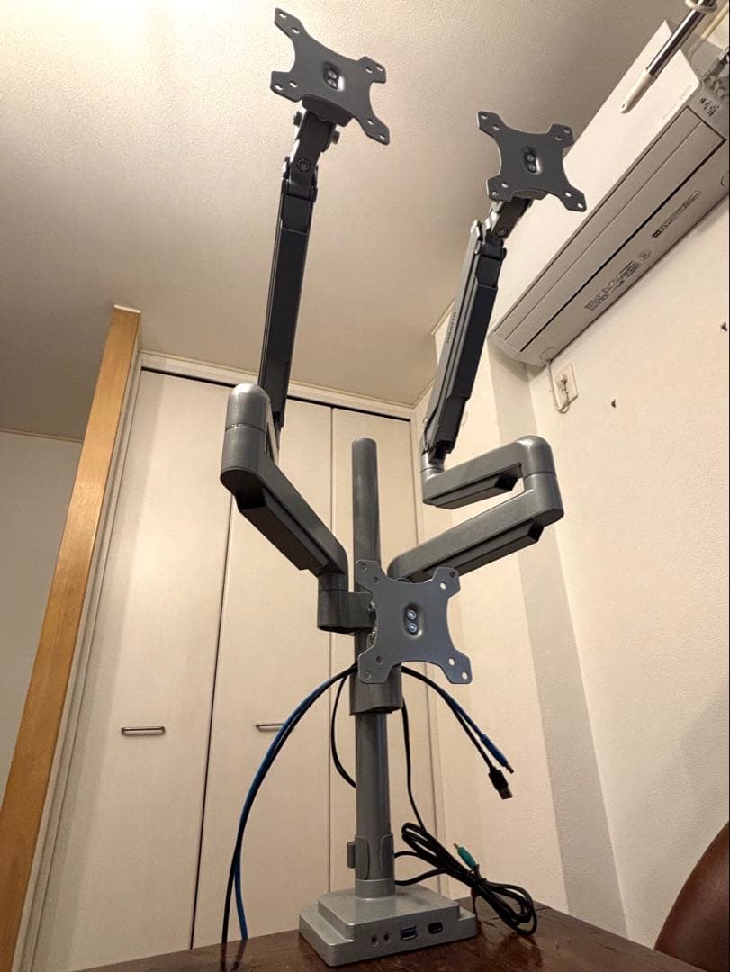 トリプルモニターアーム（ガススプリング・ヘビーデューティ・美品）
