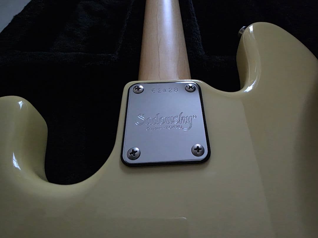カスタム配色オーダーしたSadowsky のエレキベース