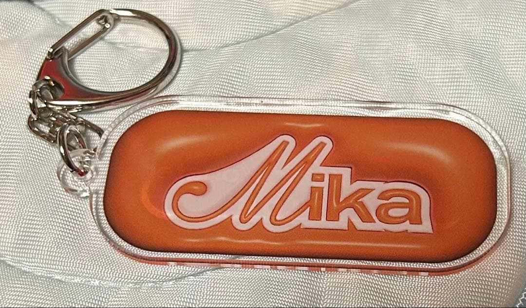 リトグリ ミカ ネームキー NYLON