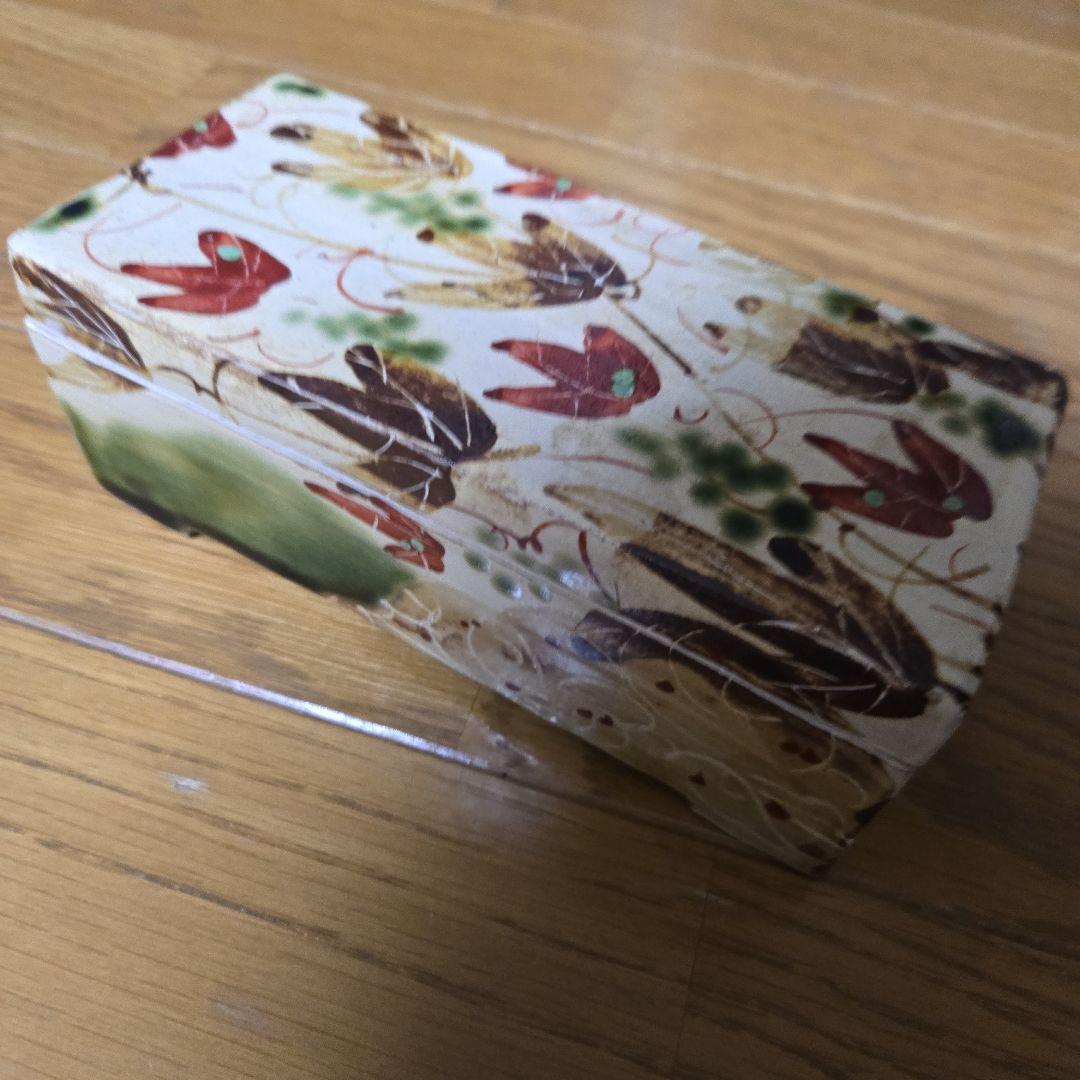 紅葉模様の陶器の箱　一部かけあり