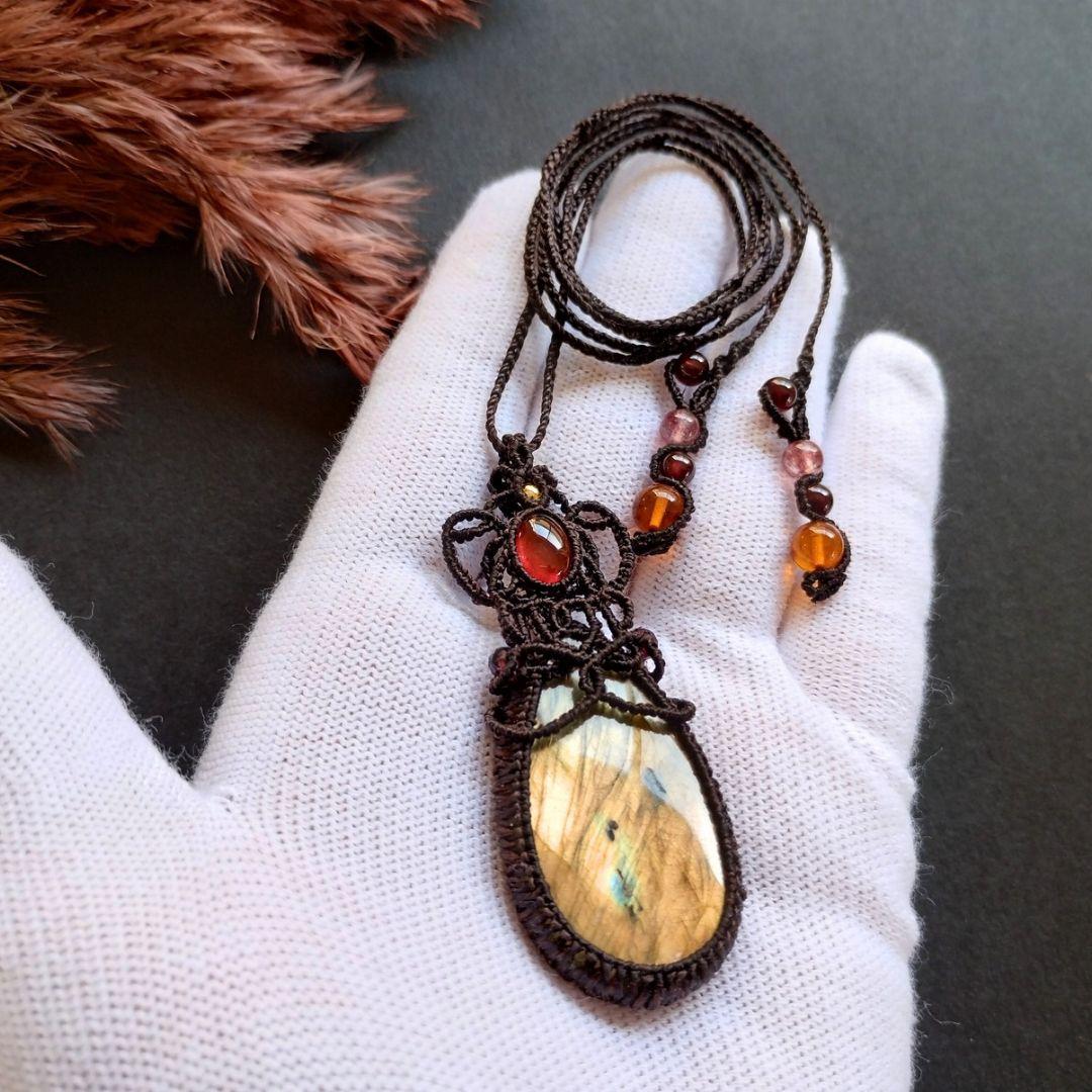 ラブラドライト＆ガーネットのマクラメ編みネックレス　ペンダント　天然石