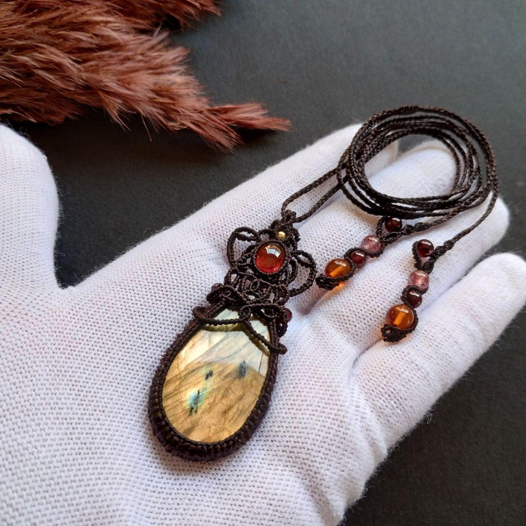 ラブラドライト＆ガーネットのマクラメ編みネックレス　ペンダント　天然石