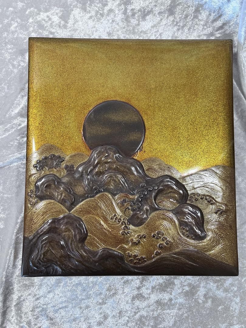 蒔絵　月に波紋硯箱　明治期　金蒔絵　高蒔絵　合せ箱 漆器 文箱 山と太陽の浮彫り