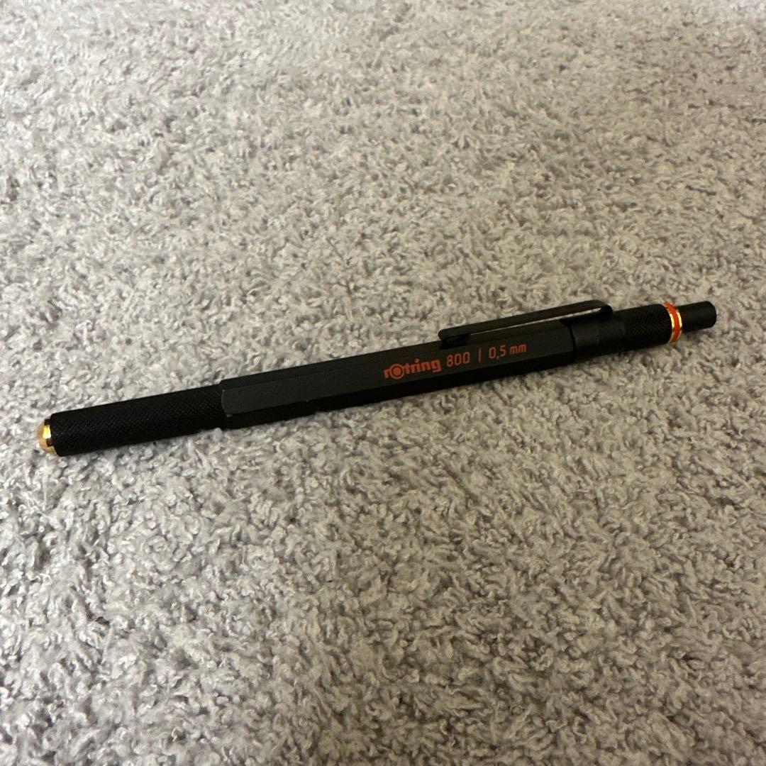 筆箱とシャーペン、ボールペン