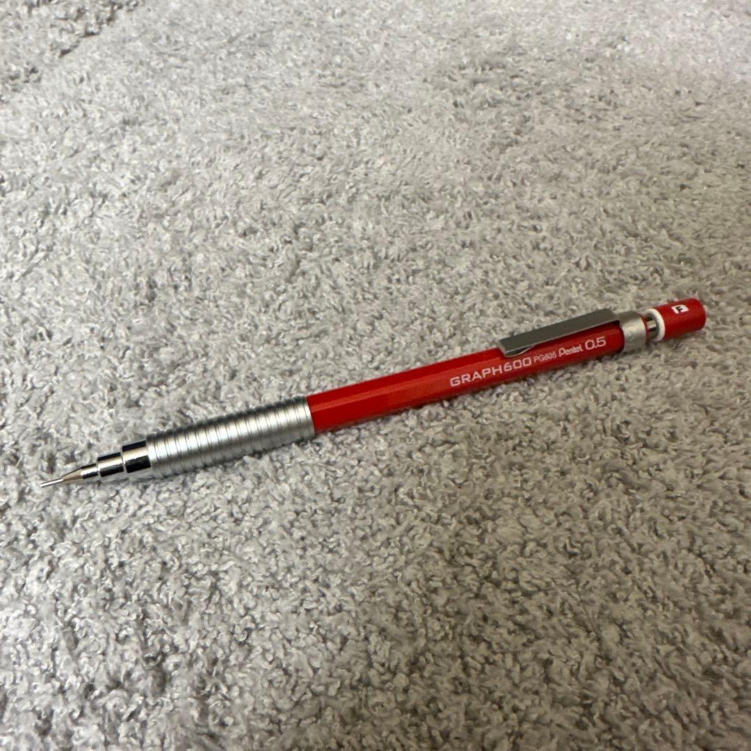 筆箱とシャーペン、ボールペン