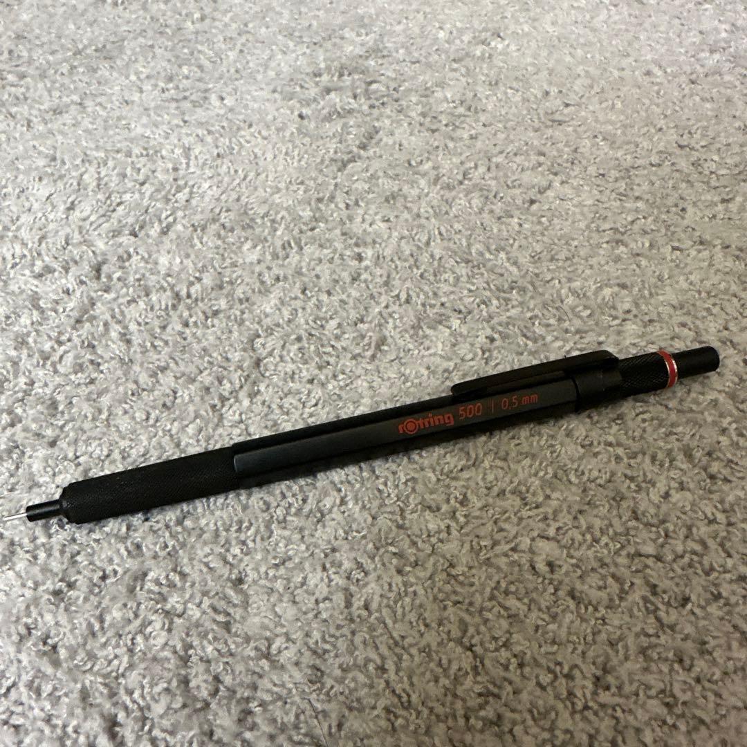 筆箱とシャーペン、ボールペン