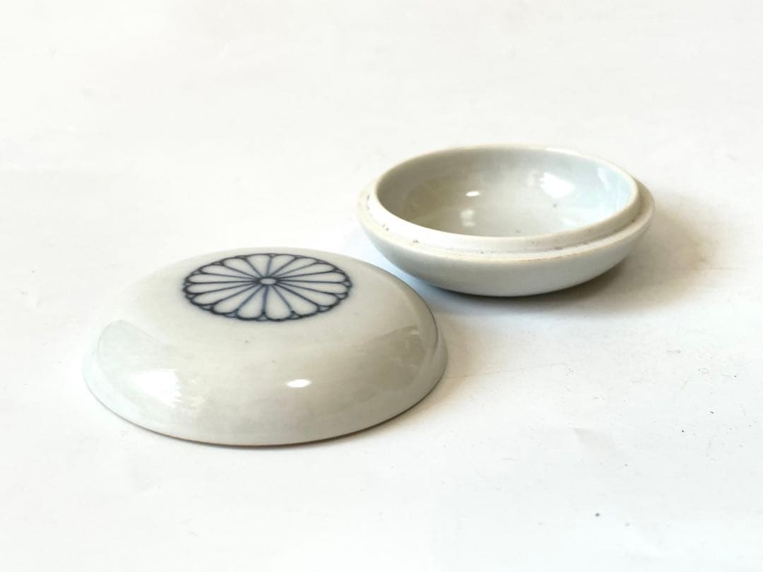 骨董　アンティーク　陶芸家　井上良斎　染付菊御紋　香合　白磁　共箱　茶道具