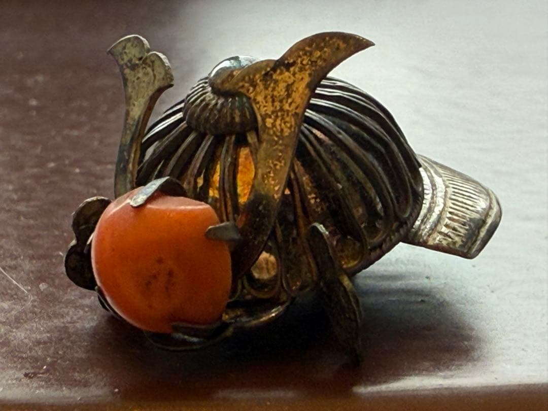 骨董 根付 兜 銀製 赤珊瑚玉付 極上 手彫 金属工芸 江戸時代 4cm