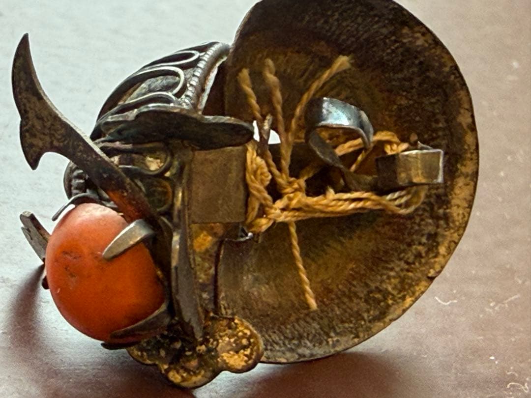 骨董 根付 兜 銀製 赤珊瑚玉付 極上 手彫 金属工芸 江戸時代 4cm