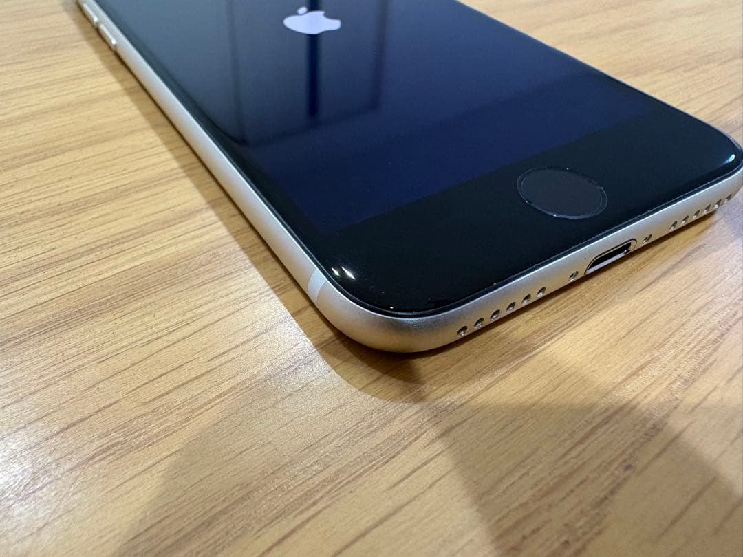 【ゆか】iPhoneSE3 ホワイト　128GB SIMフリー