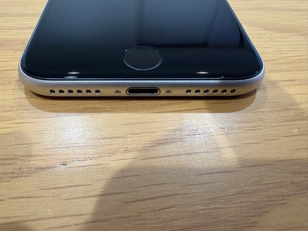 【ゆか】iPhoneSE3 ホワイト　128GB SIMフリー