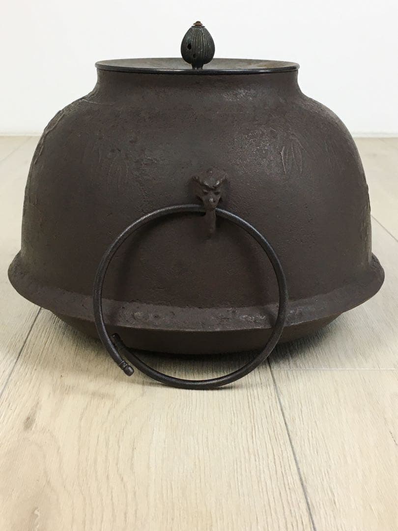 s295釜師 畠春斎 笹梅文 真形釜・茶釜 共箱 茶道具