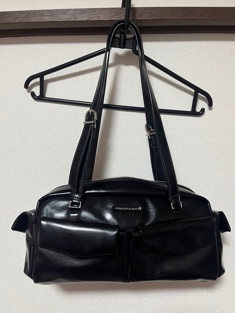 チャールズアンドキース レイチェルイロンゲイテッドマルチポケットショルダーバッグ