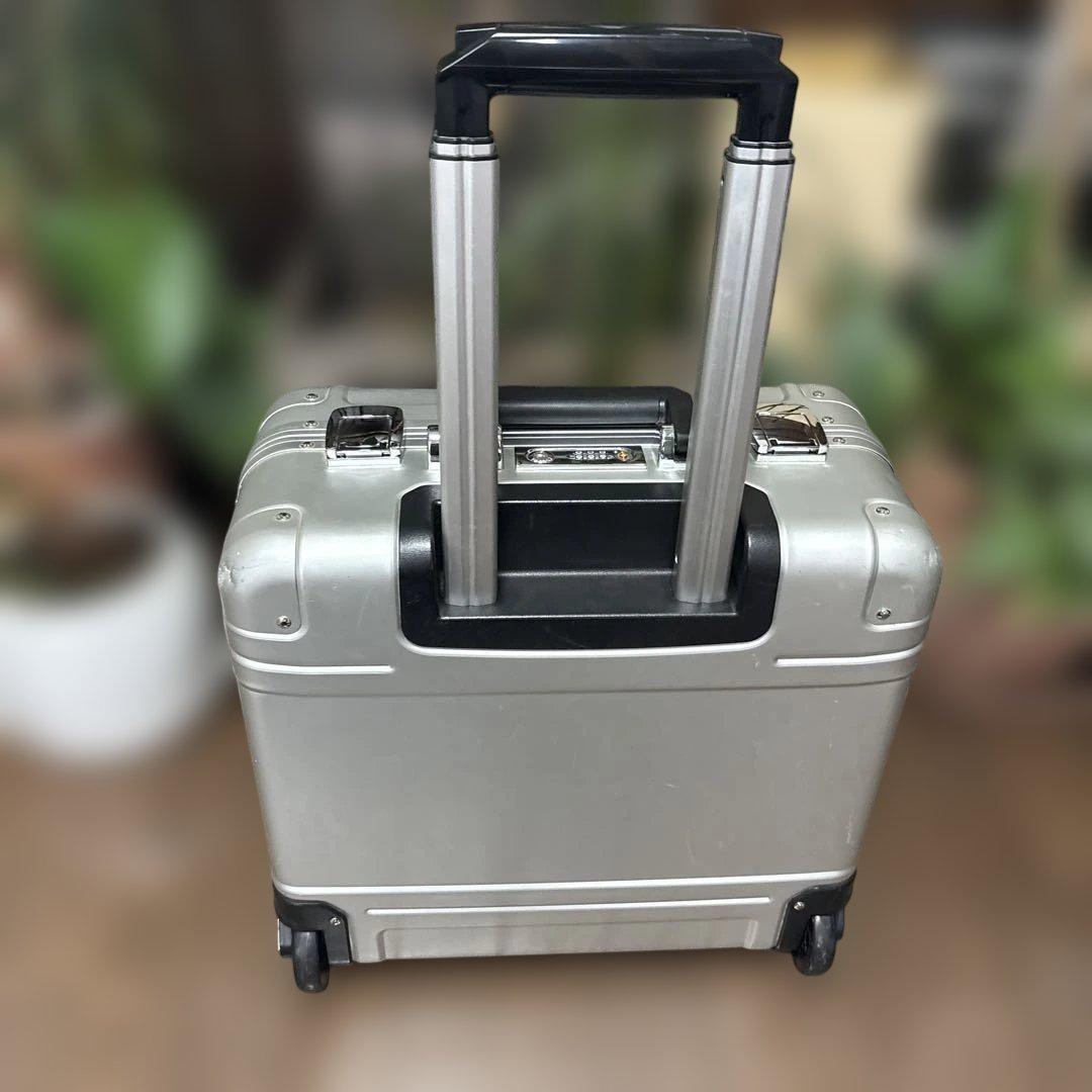 専用品　無骨でかっこいい！ゼロハリバートン　アルミキャリーケース 28リットル