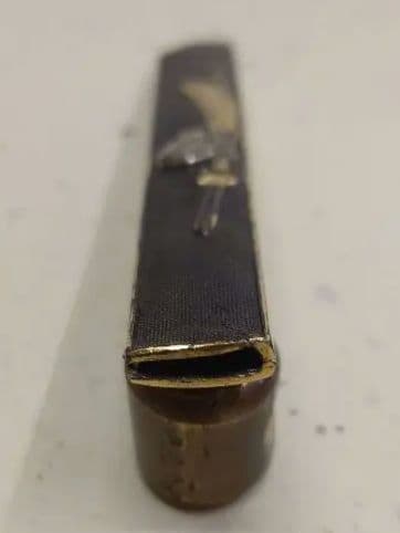 小柄袋、赤銅地に太刀と采配図