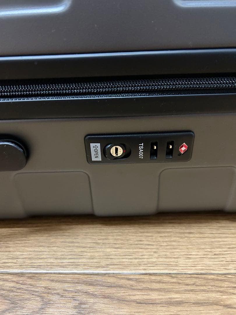 【無印良品】バーを自由に調節できる　ハードキャリーケース（７５Ｌ）