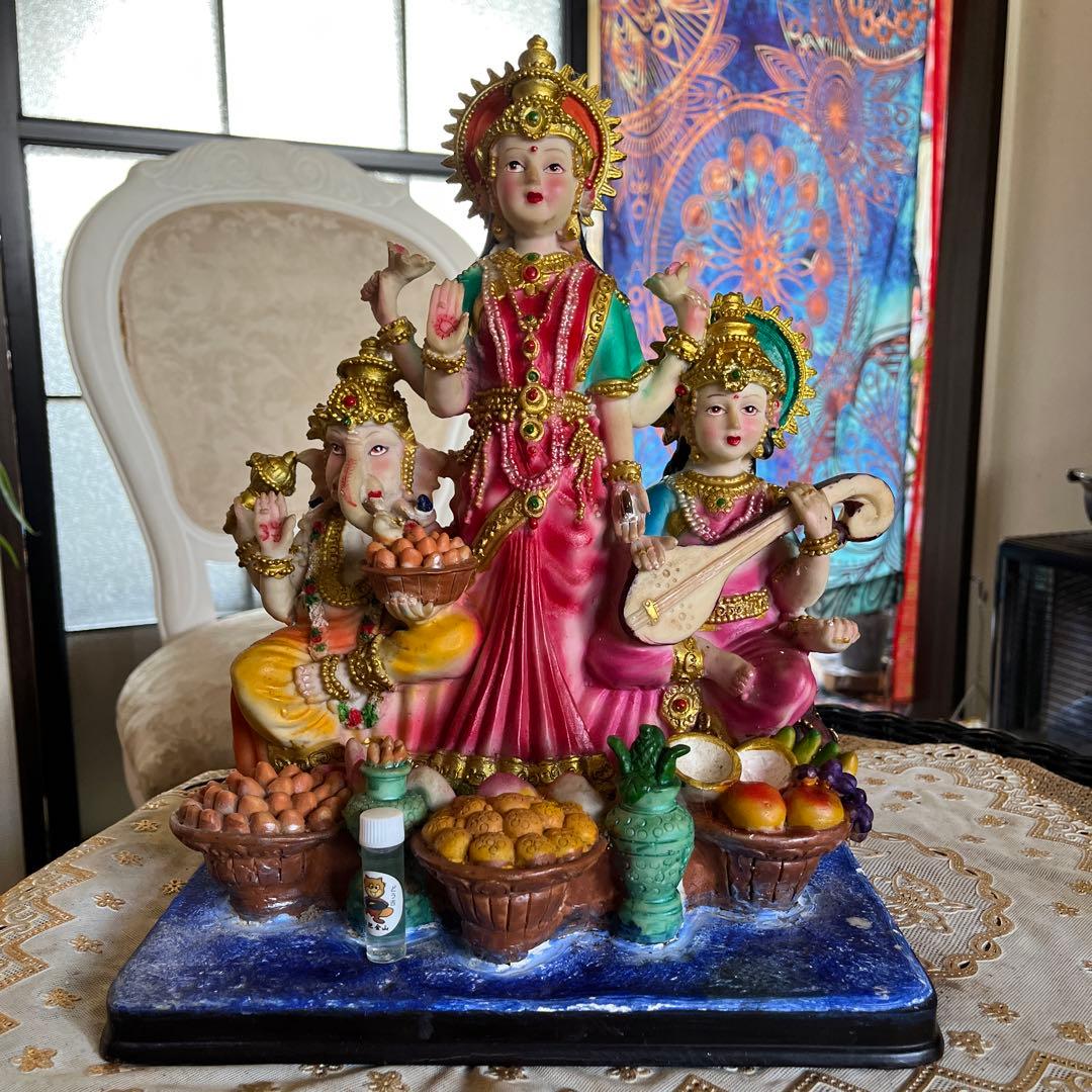 ラクシュミー女神様　置物　ガネーシャ　サラスワティ　幸運　豊穣　美を司どります。
