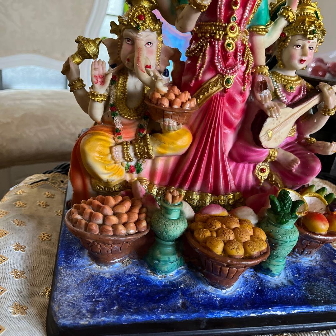 ラクシュミー女神様　置物　ガネーシャ　サラスワティ　幸運　豊穣　美を司どります。