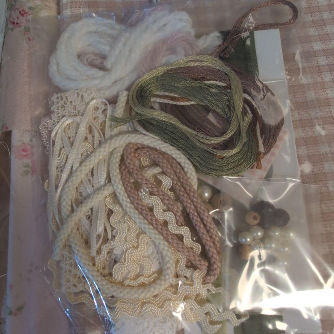 片山あゆ子さんのキットウォールポケット　タペストリー「幸せな時間」