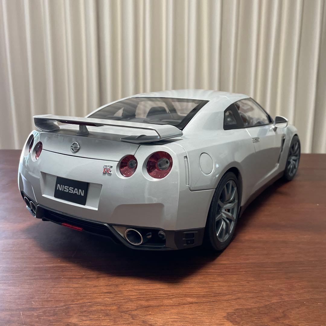 イーグルモスNissan GT-R 35 1/8スケール シルバー完成品