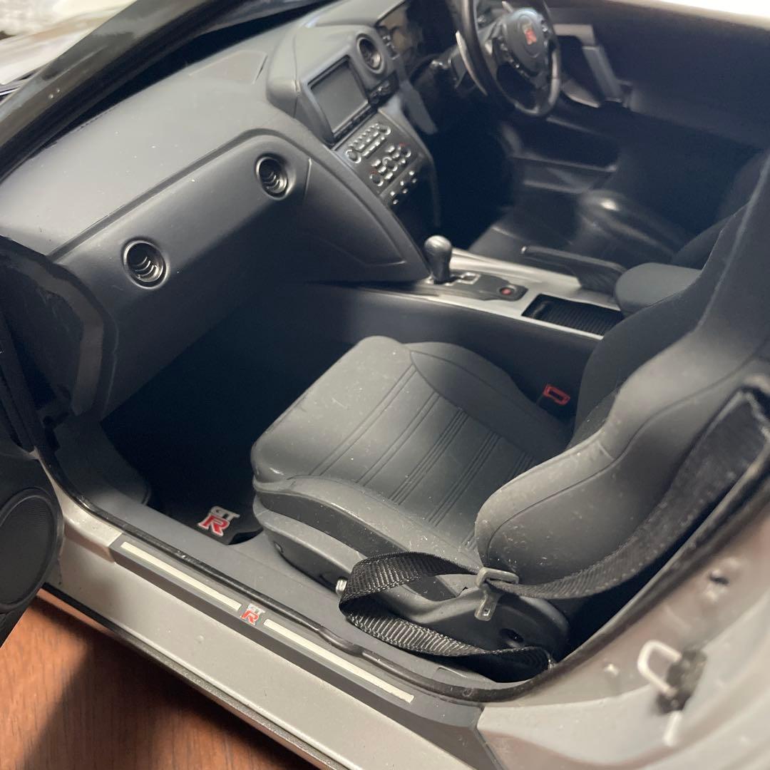 イーグルモスNissan GT-R 35 1/8スケール シルバー完成品