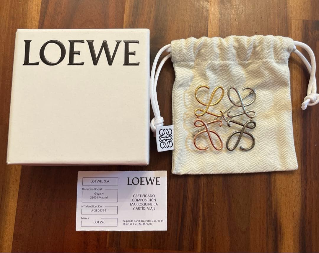 LOEWE アナグラム　ブローチ