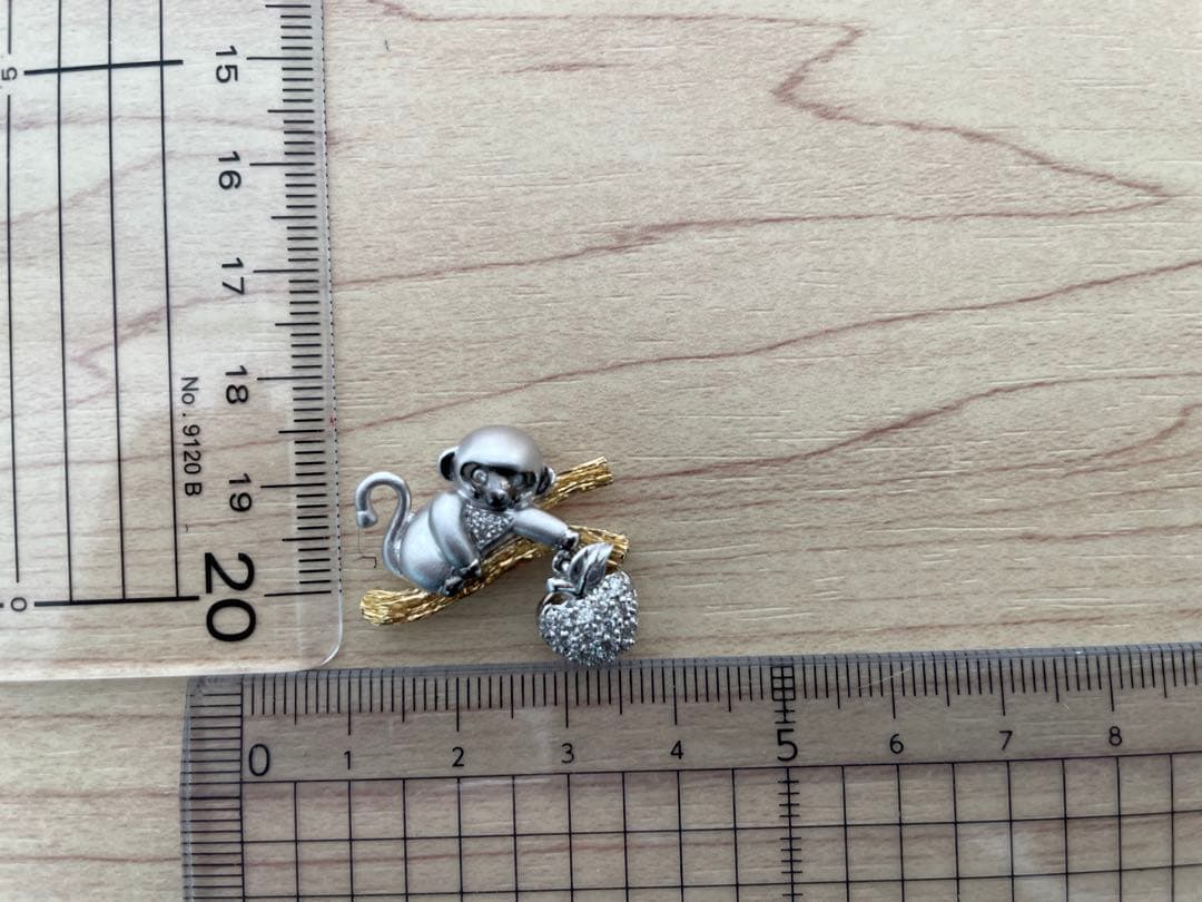 K18/K18WGお猿さんモチーフブローチ