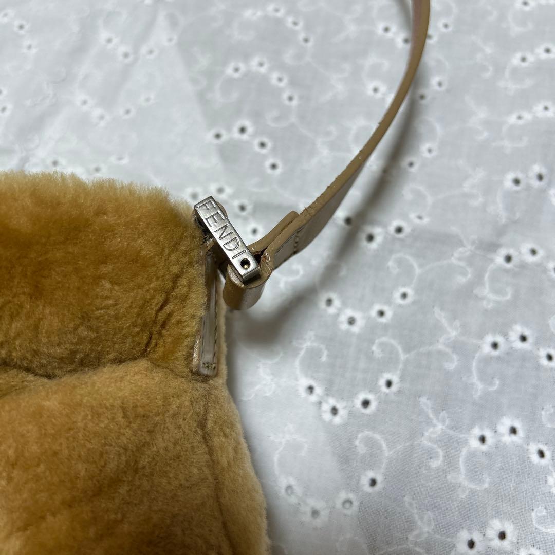 FENDI ベージュファーショルダーバッグ