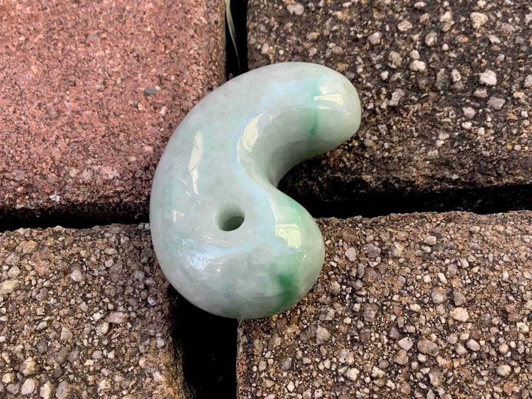 ✳摩訶不思議な幸運の勾玉　特大サイズ‼️ 御守りの糸魚川翡翠　最後の1個　鑑別書付