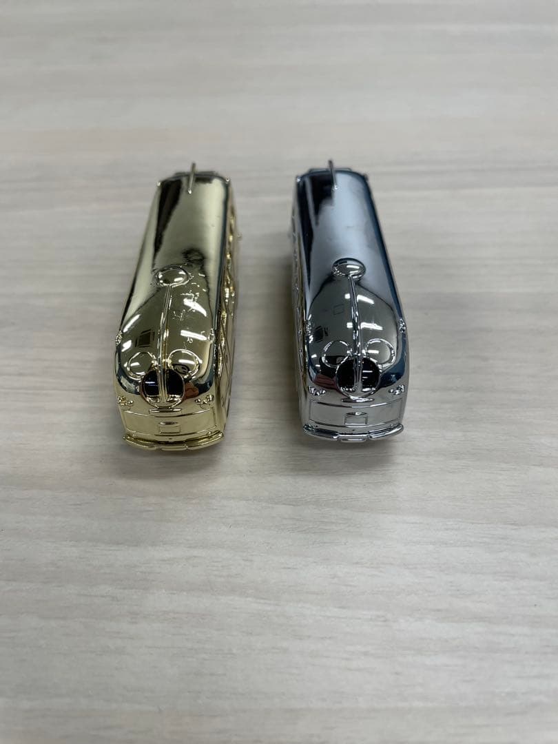 トミカ　ディズニーリゾートクルーザー　ゴールド　シルバーの2台セット