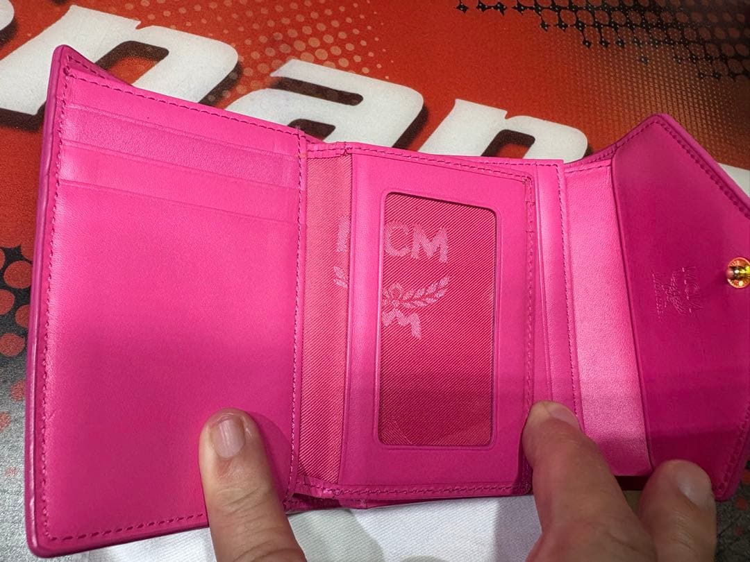【新品】MCM ピンク ゴールドロゴ金具 三つ折り財布