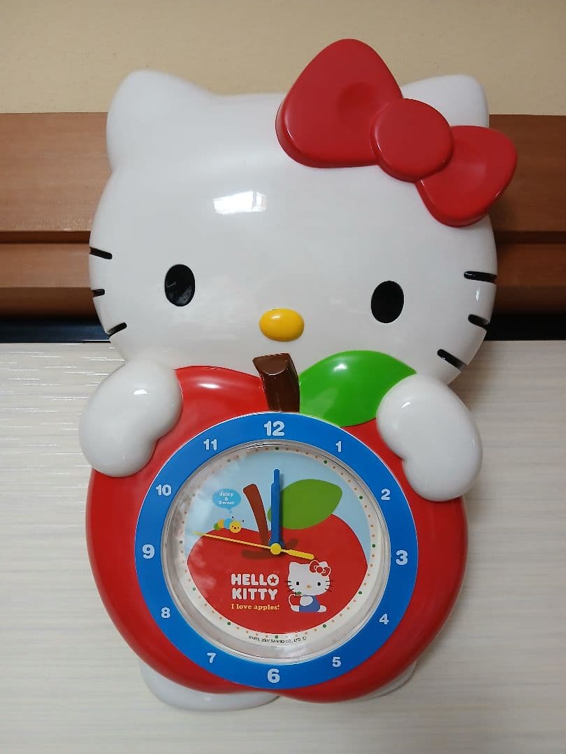 ハローキティ　リンゴ型　振子　掛け時計