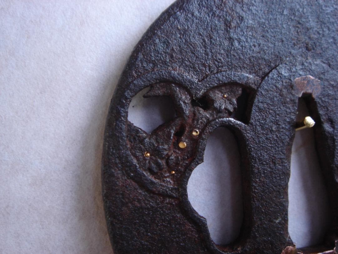 刀装具　鍔　桜彫刻 鉄製 (つば) 江戸時代