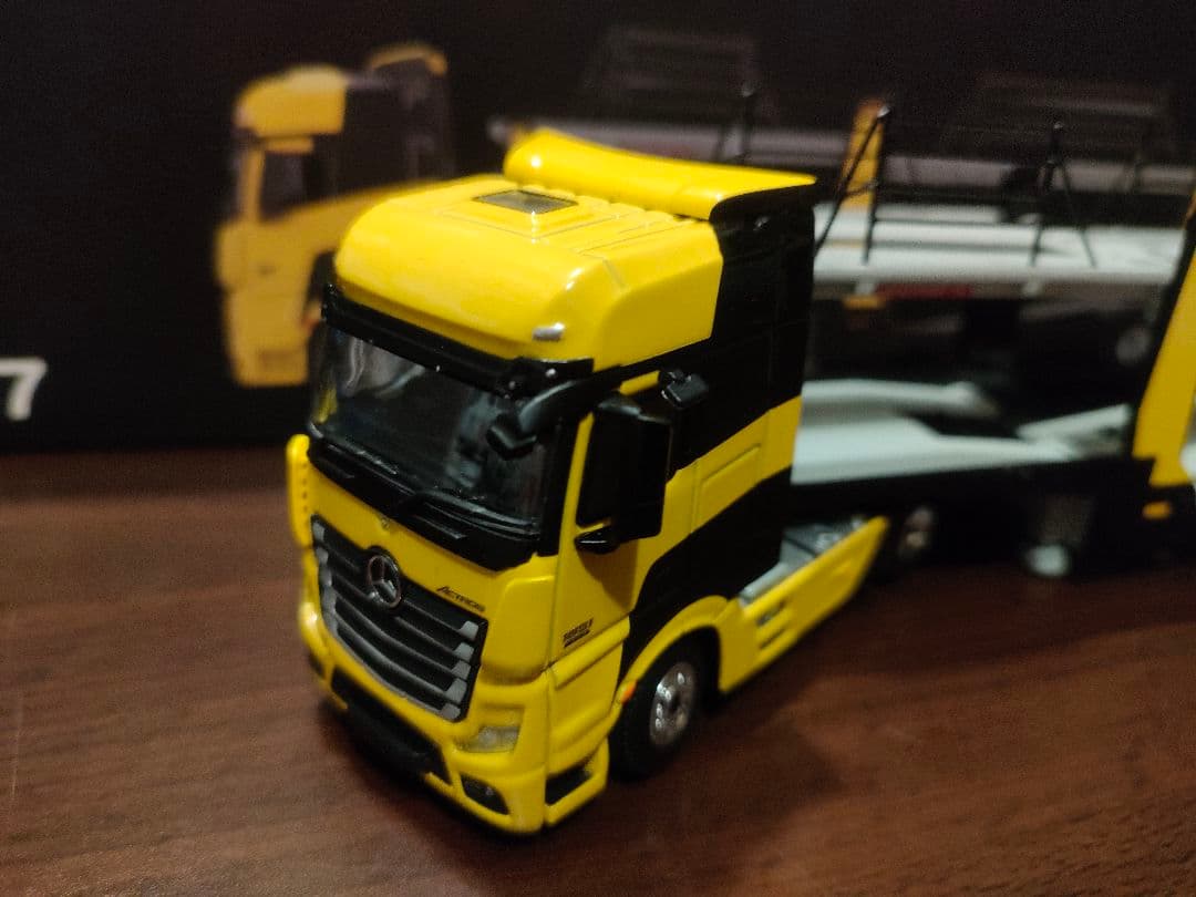 MINIGT Mercedes-Benz アクトロス 黄色 右ハンドル 1/64