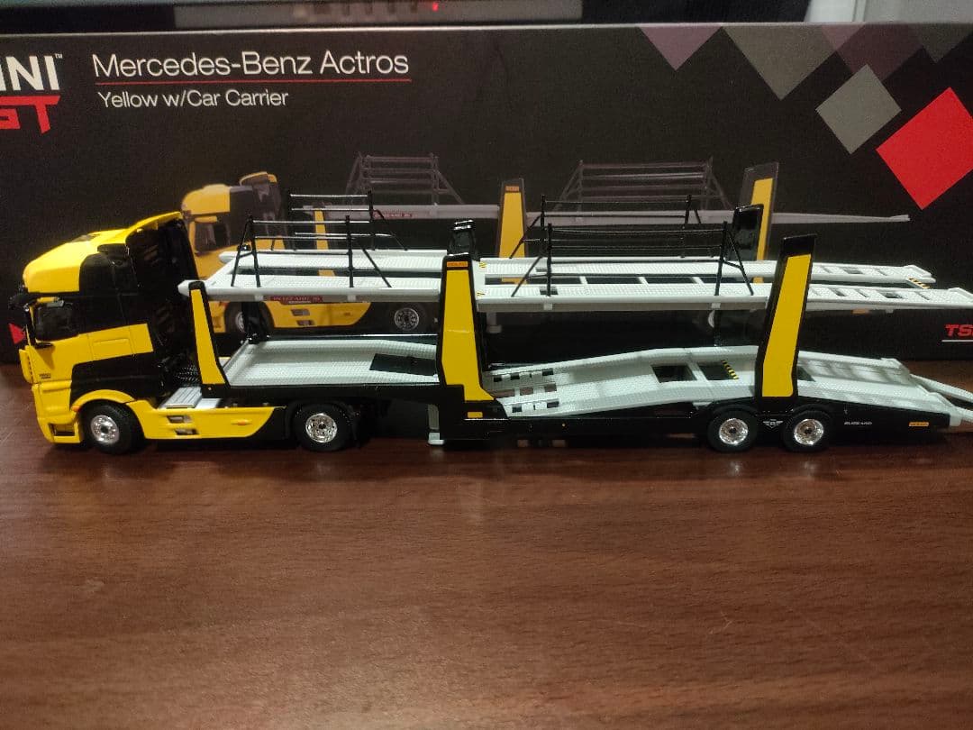 MINIGT Mercedes-Benz アクトロス 黄色 右ハンドル 1/64