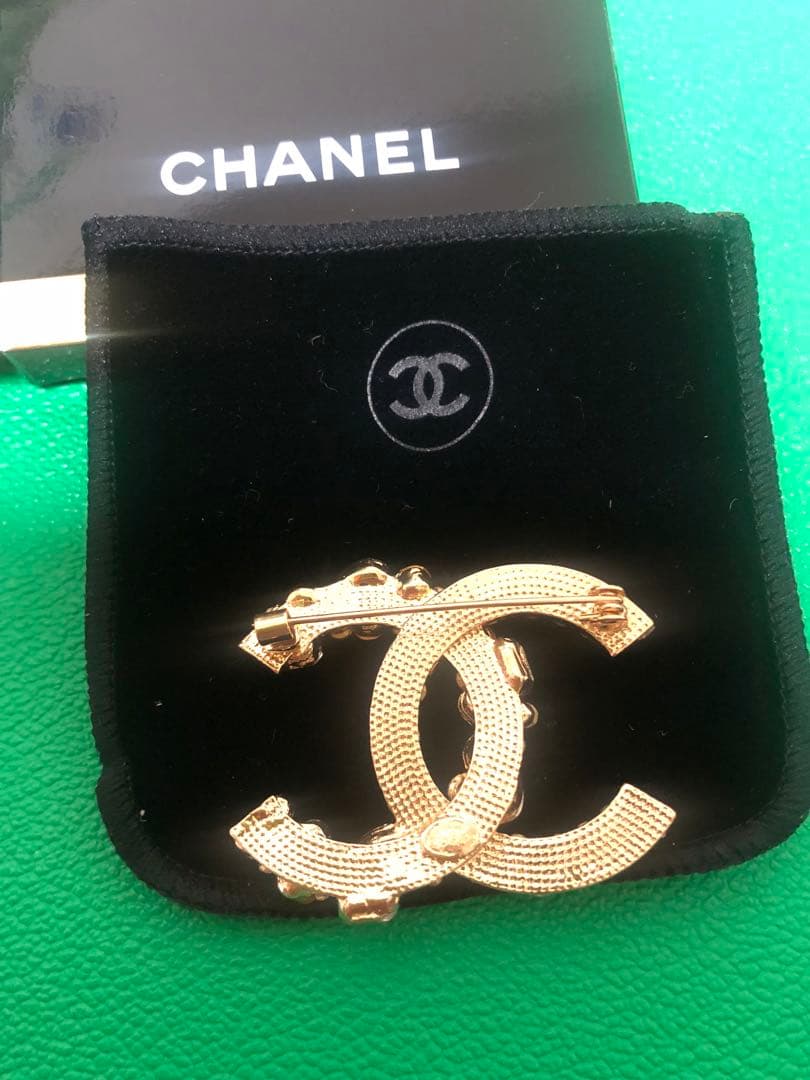 【新品・未使用】 CCロゴ ブローチ マルチカラー 　 希少カラー