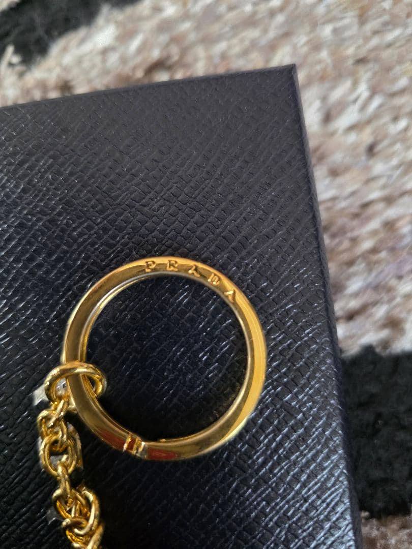 美品プラダ　ヴィッテロムーブ　キーリング　ケースロゴ金具