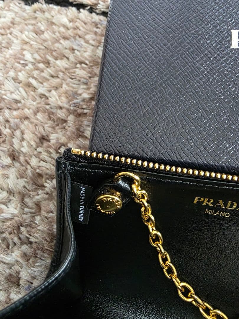 美品プラダ　ヴィッテロムーブ　キーリング　ケースロゴ金具