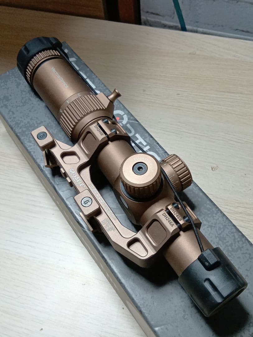 え*ュ様 Vector Optics Forester 1-5x24 Coyot