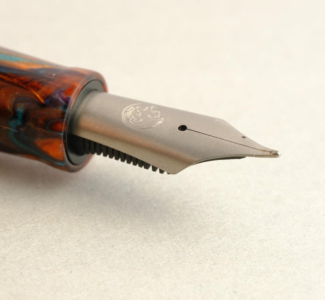 Atelier Lusso 万年筆 8号チタンFニブ（ウェーバリー加工）