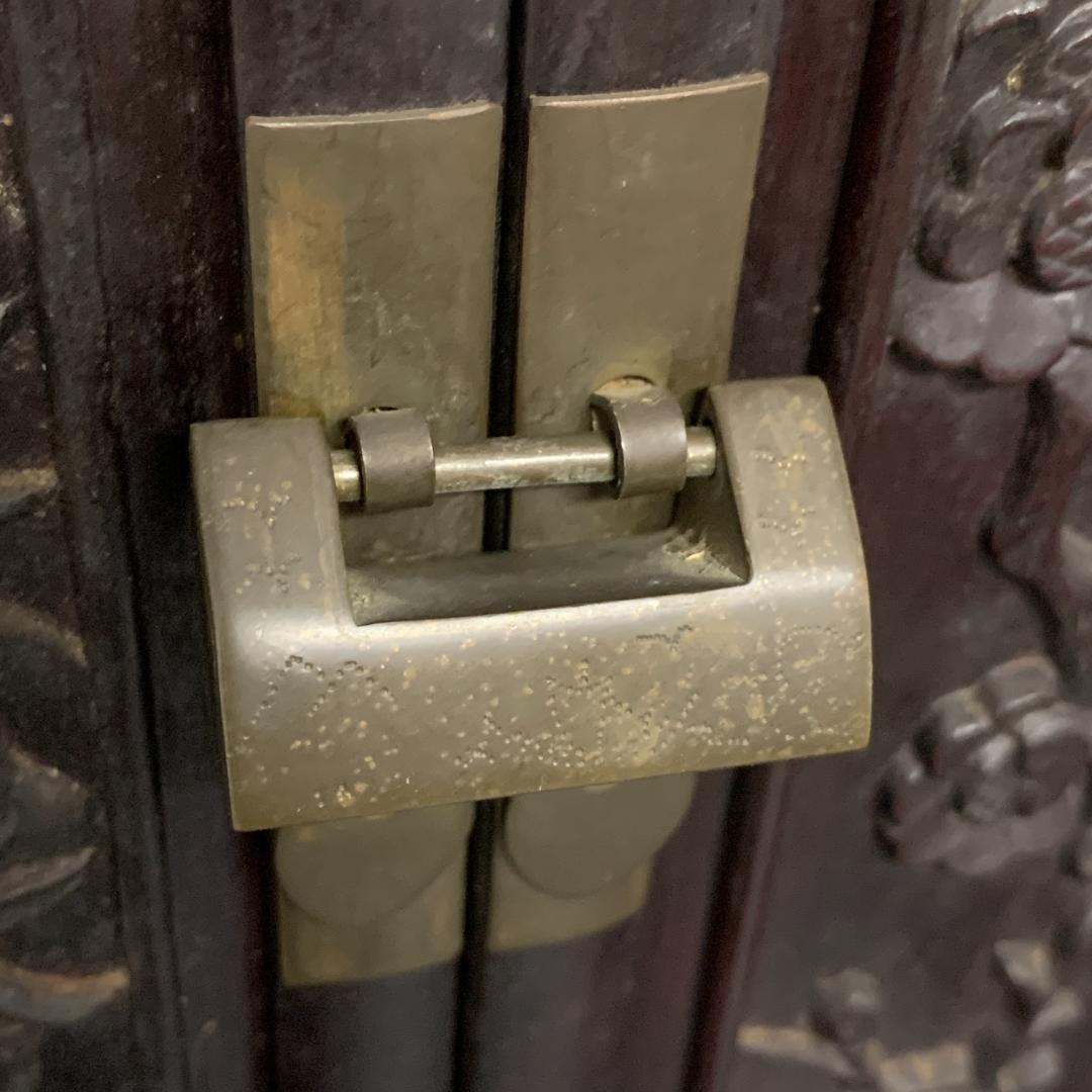 木製装飾キャビネット 扉付き 小引き出し 七抽斗 浮彫 彫刻