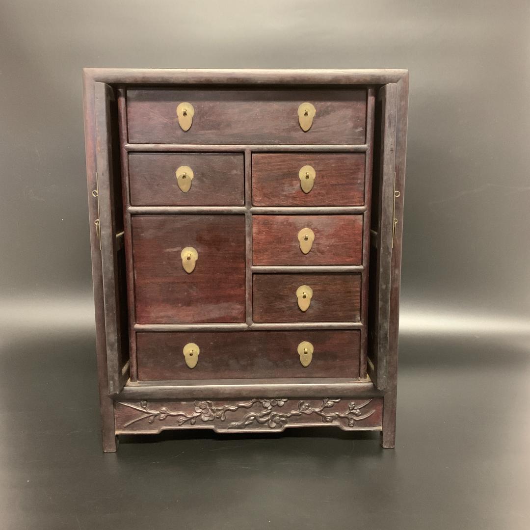 木製装飾キャビネット 扉付き 小引き出し 七抽斗 浮彫 彫刻