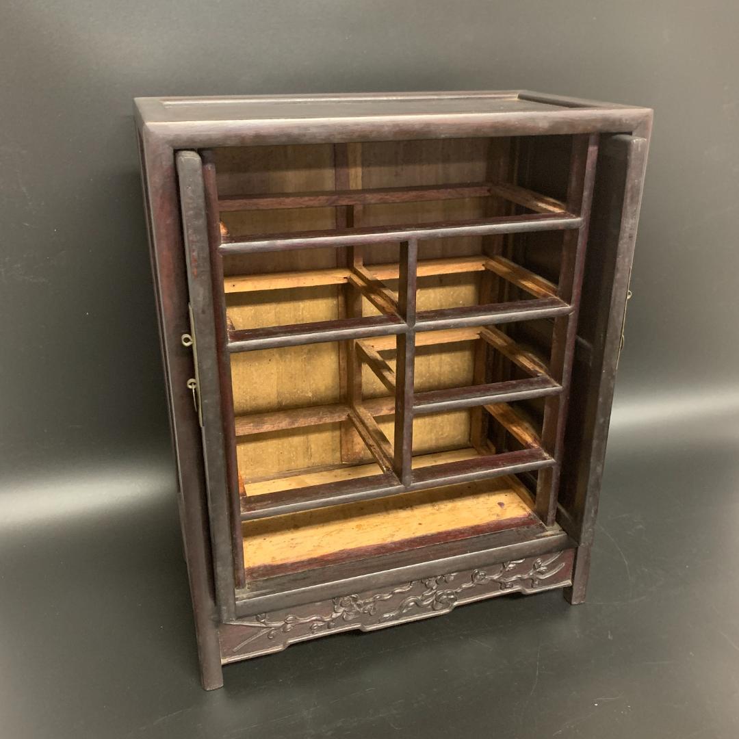 木製装飾キャビネット 扉付き 小引き出し 七抽斗 浮彫 彫刻