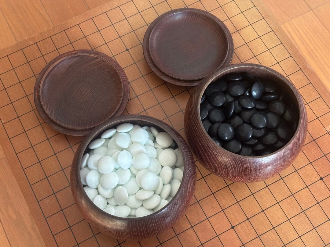 囲碁セット　送料込み　碁盤　へそ有　脚付き　碁石セット　碁笥付き　レトロ　囲碁盤